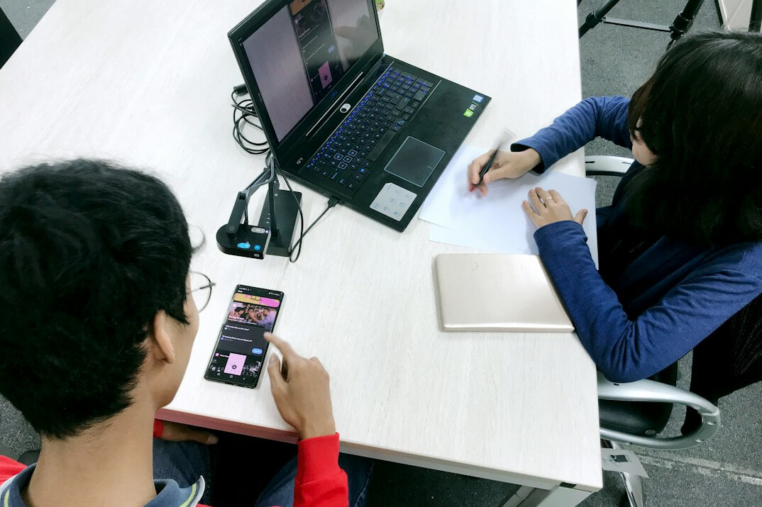 japanese students coding together